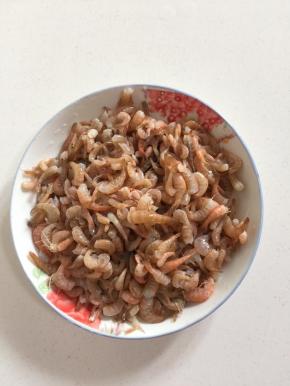 小河虾掐去虾头，清洗干净沥干水分备用！