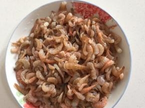 小河虾掐去虾头，清洗干净沥干水分备用！