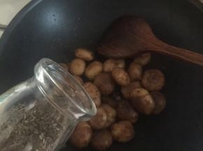 加入百里香翻炒均匀