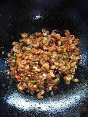 起锅前加入适量的葱花和鸡粉调味即可！