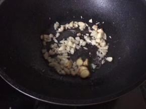 余油倒入蒜末姜片爆香