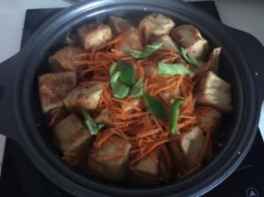 加入青辣椒盖上锅盖焖煮3分钟