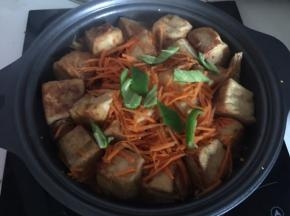 加入青辣椒盖上锅盖焖煮3分钟