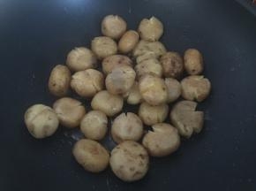 锅里倒入适量油后放入小土豆煎
