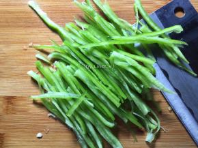 洗净的青辣椒切成丝或切小待用