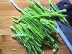 洗净的青辣椒切成丝或切小待用