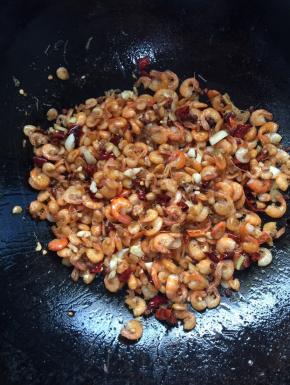 倒入煸炒好的小河虾翻炒均匀，使其充分的入味儿！