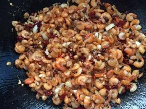 倒入煸炒好的小河虾翻炒均匀，使其充分的入味儿！