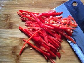 洗净的红辣椒切成丝或切小待用