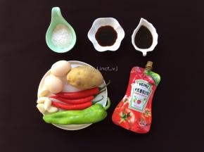 准备所需食材:
土豆1个、鸡蛋2个、蒜瓣5瓣、红辣椒2个、青辣椒1个、中筋面粉2勺、陈醋、生抽、盐、食用油、蕃茄酱