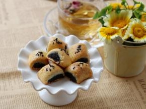 枣泥酥比较甜，建议搭配茶水解腻