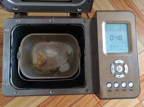 主配方中所有的食材放入面包机里发面48分钟（发面包括和面和一次发酵）