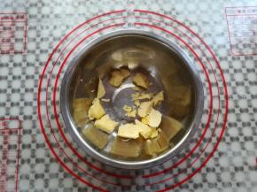 面包机工作的时间可以开始做奶黄馅，先软化好黄油