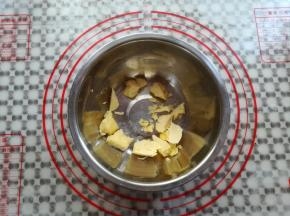 面包机工作的时间可以开始做奶黄馅，先软化好黄油