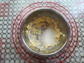 黄油打发顺滑后加入白砂糖，再次打顺滑