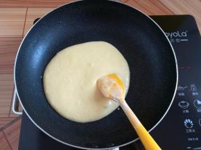 把奶黄馅面糊倒入不粘锅里