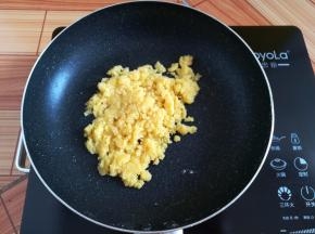 小火慢慢翻炒到水份干一点关火盛出备用
