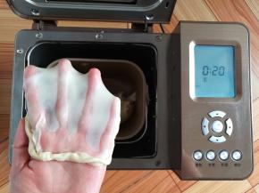 和面完成，顺手拉一个手套膜