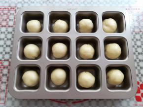 所有的面团包好馅放入模具中