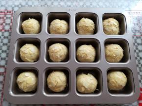 面团发酵好后取出，在面团上刷一层薄薄的蛋液，撒上适量的杏仁片，预热烤箱上火130度，下火170度