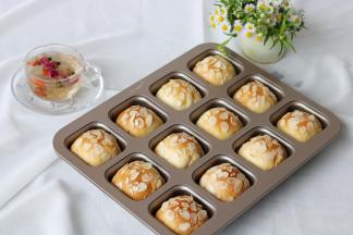 面包烤熟后取出脱模放凉