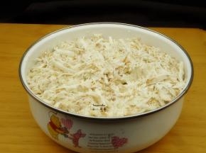 紫芋去皮，洗净，用刨子把芋头刨成细丝；