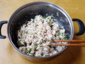 加入糯米粉、炸粉、盐、香葱、五香粉拌均；