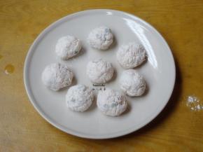 裹上一层炸粉，多余的抖掉；