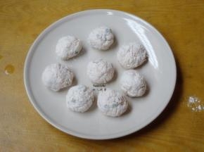 裹上一层炸粉，多余的抖掉；