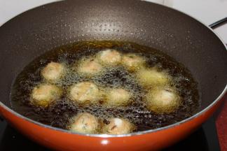 热锅，倒入花生油，油温达到180度，倒入丸子；PS：根据锅的大小定油量