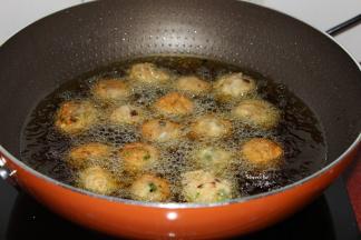 炸至金黄，中途可翻转；