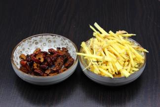 红枣片洗净，生姜洗净切丝；PS：红枣如果是整个的去核切片，生姜也可以用刨子刨丝。