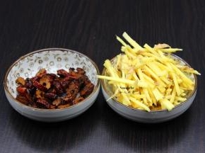 红枣片洗净，生姜洗净切丝；PS：红枣如果是整个的去核切片，生姜也可以用刨子刨丝。