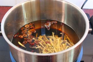 600ml饮用水、红糖、红枣片、生姜丝放入锅中，改善盖子；