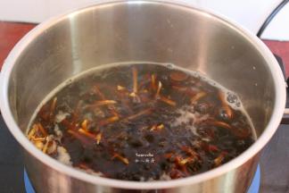 煮沸之后，改为小火，继续煮5分钟；PS：为了拍照揭开了盖子，平时煮不要开盖哦。