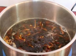 煮沸之后，改为小火，继续煮5分钟；PS：为了拍照揭开了盖子，平时煮不要开盖哦。