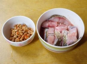 准备好食材：腊八豆、皖鱼洗净切块；