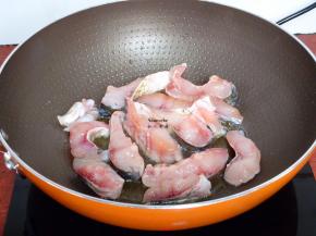 热锅倒油，放入鱼块小火煎；