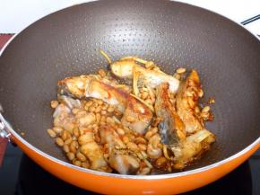 炒均即可，如果腊八豆比较淡的加盐炒均。