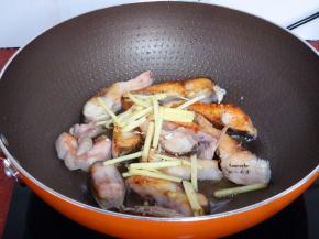 微黄翻转另外一面，放入生姜丝，继续煎至微黄；