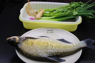 准备食材：边鱼、香菜、葱、生姜等；