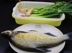准备食材：边鱼、香菜、葱、生姜等；