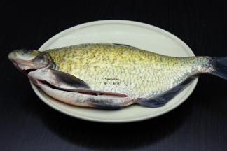 边鱼洗净，从肚切块，去内脏；