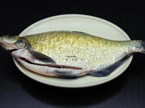 边鱼洗净，从肚切块，去内脏；