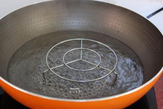 清水放入蒸架，煮沸；