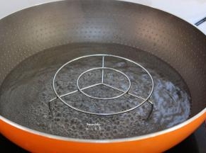 清水放入蒸架，煮沸；