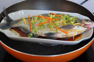 放入腌制好的鱼，蒸8分钟；PS：为了好看营养，可以撒一点胡萝丝、葱白蒸。