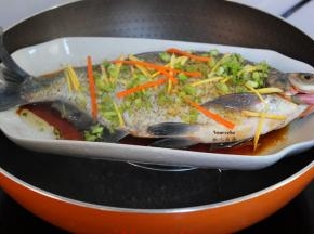 放入腌制好的鱼，蒸8分钟；PS：为了好看营养，可以撒一点胡萝丝、葱白蒸。