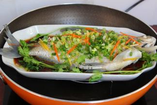 撒上葱、香菜即可。