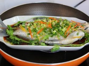 撒上葱、香菜即可。